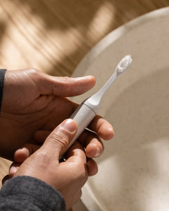 SURI Sustainable Electric Toothbrush (Brush + UV Case) - White